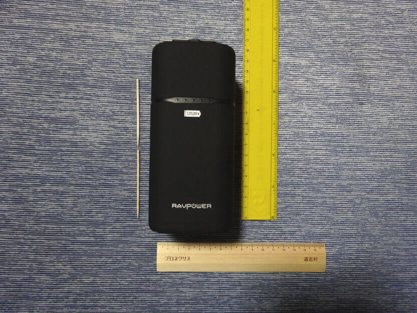 Surfaceも充電できるモバイルバッテリー「RAVPower 20100mAh」長さ測る画像