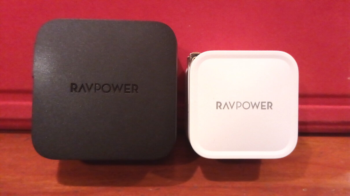 RAVPowerのPD対応USB-C急速充電器【61W、折畳式、GaN (窒化ガリウム)採用、USB-C】大きさ比較画像