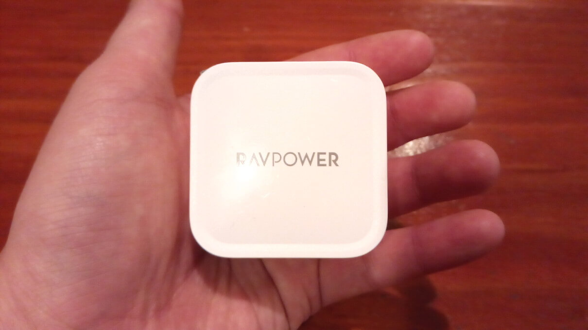 RAVPowerのPD対応USB-C急速充電器【61W、折畳式、GaN (窒化ガリウム)採用、USB-C】大きさ画像