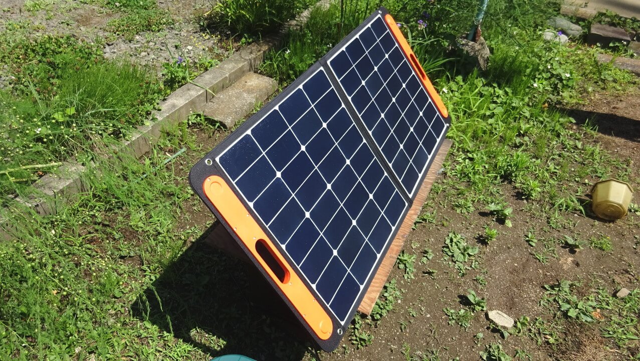 Jackery(ジャクリー) SolarSaga 100ソーラーパネル太陽の方向に向けて充電画像