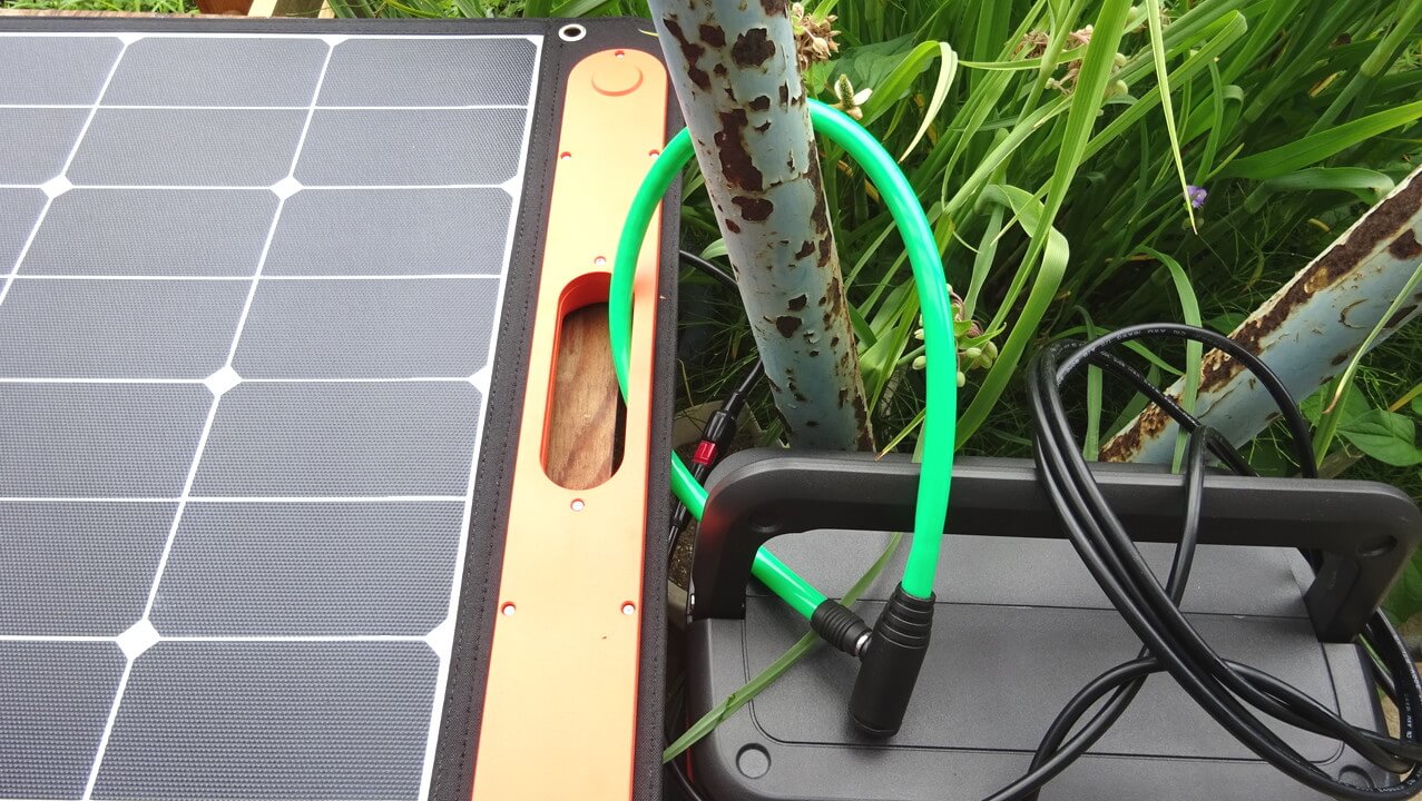 Jackery(ジャクリー) SolarSaga 100ソーラーパネル盗難防止のため自転車のチェーンで防犯画像