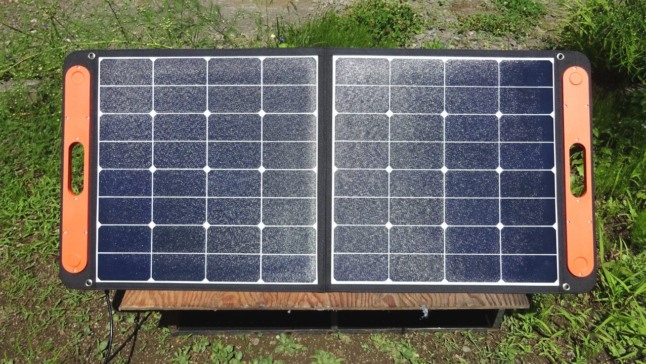 Jackery(ジャクリー) SolarSaga 100ソーラーパネル実際の外での充電イメージ画像