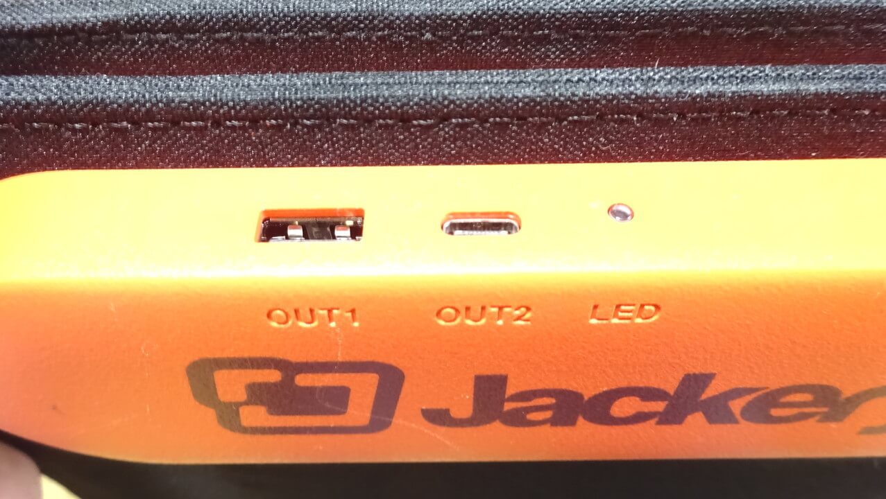 Jackery(ジャクリー) SolarSaga 100ソーラーパネルUSB-AとCSB-Cの差し込み口画像